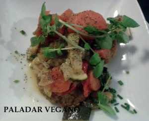Hamburguesa de quinoa y espárragos con confitado de verduras