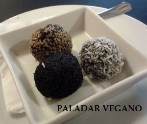 Trufas de algarroba, dátil y almendra