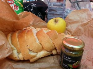 Pan, paté de berenjenas y una manzana