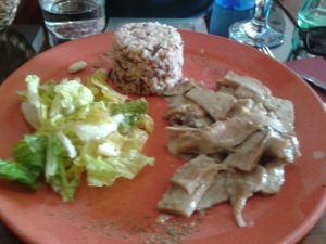 Ragú de seitán  (Seitán casero en salsa bechamel vegana de setas. Acompañado de arroz basmati integral)