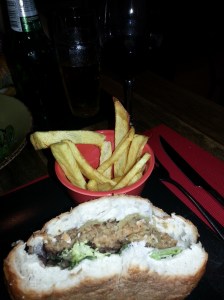 Hamburguesa de seitán con patatas fritas