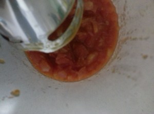 Batir la cebolla y el tomate. 
