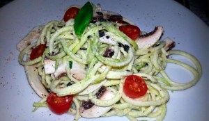 Raw pasta de calabacin ecologico con crema de anacardos y albahaca