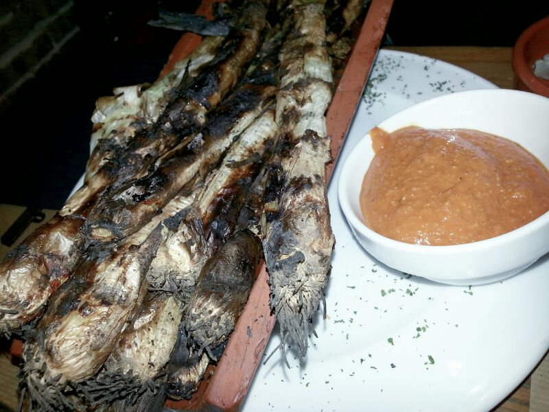 Calçots con salsa romesco