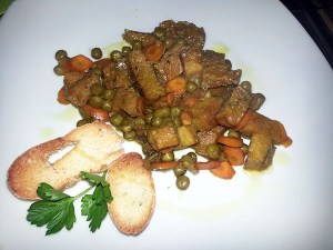 Seitán con guisantes y zanahorias