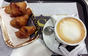 Cruasanes veganos y café con leche de avena en CroisSants Estaban buenos aunque alguno estaba bañado con demasiado almíbar para mi gusto.