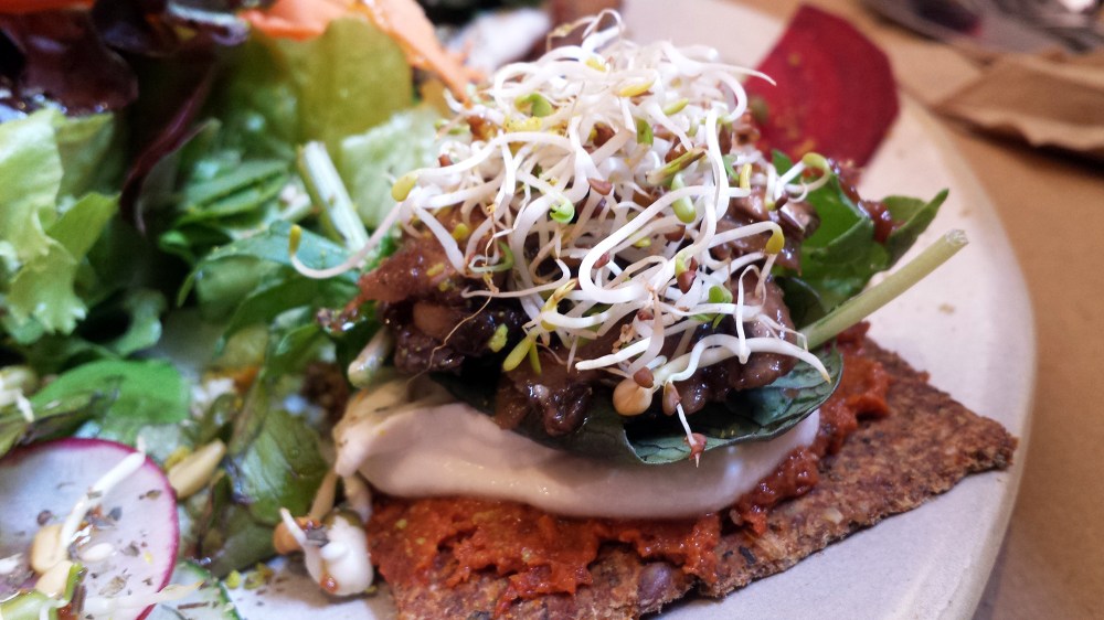 FOTO4Minipizzas con bases de cracker, salsa de tomates secos, queso de anarcados, champiñones marinados, limón y hierbas provenzales