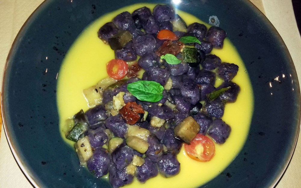 Foto2_Gnocchi de patata morada con salsa de calabaza