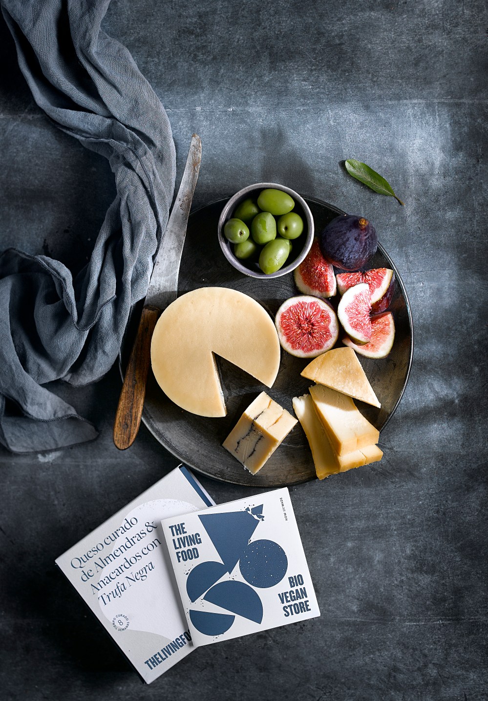 FOTO 2- Queso Curado de Anacardo Paprika y Humo y Queso Curado Anacardo Trufa Negra Autora_Anna García Frigola