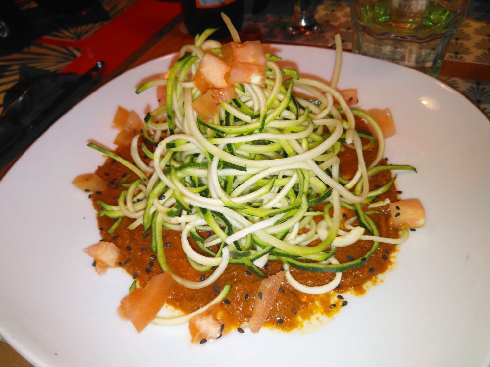 Espaguetis crudos de calabacín , albahaca y una rica salsa de pesto rojo de tomate seco